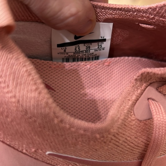 Nike Epic React Flyknits. Size 8. Pink - Picture 4 of 8